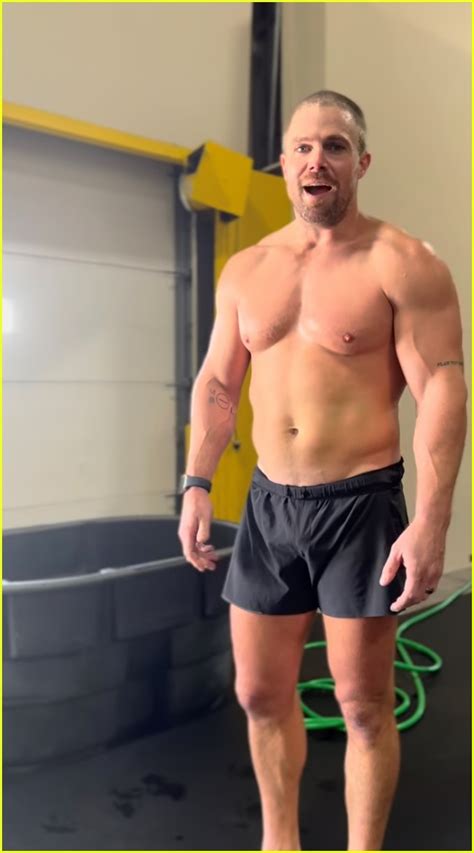 shirtless stephen amell  buffer     marketing