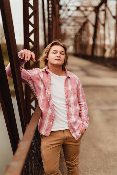 7 Creative Ideas for Senior Photos in Urban Locations - Kelly McPhail