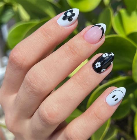 simple nail art black  white