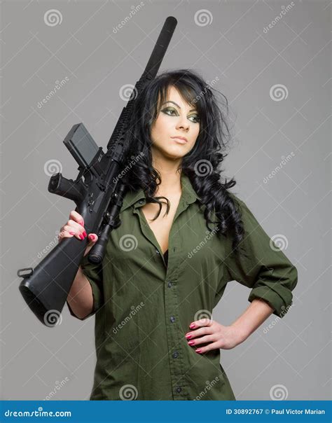 Muchacha Atractiva Con La Ametralladora Imagen de archivo - Imagen de