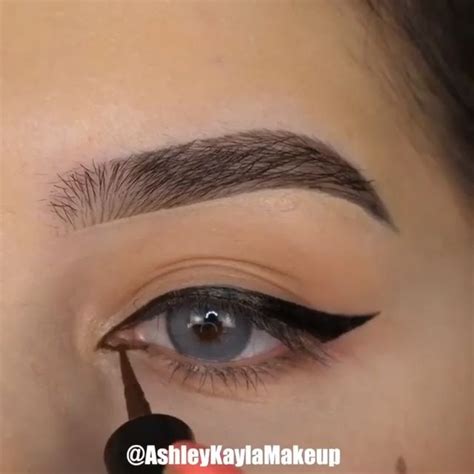 winged eyeliner brown | Tutoriais de maquiagem, Ideias de maquiagem ...