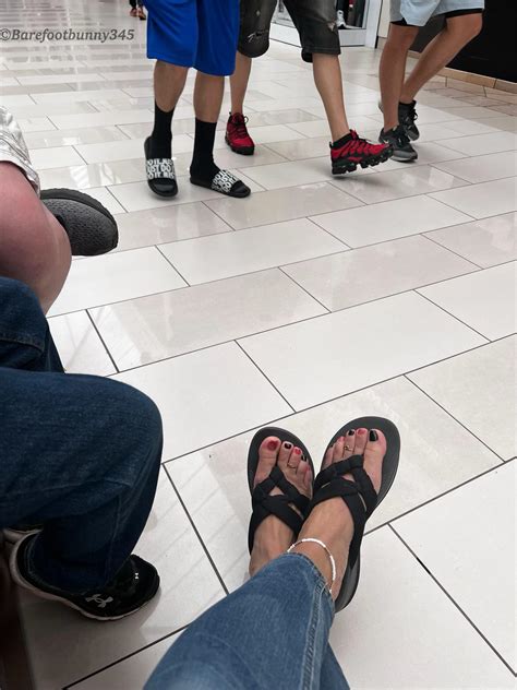 Love taking pics of my feet in public 🤭 : r/PublicFeetPics