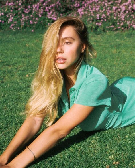 Alexis Ren - abroparaguas.com