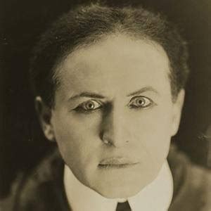 Harry Houdini - Trivia, Family, Bio | Famous Birthdays