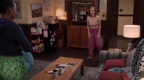 pantalon rose porte par kimberly finkle pauline chalamet vu dans la