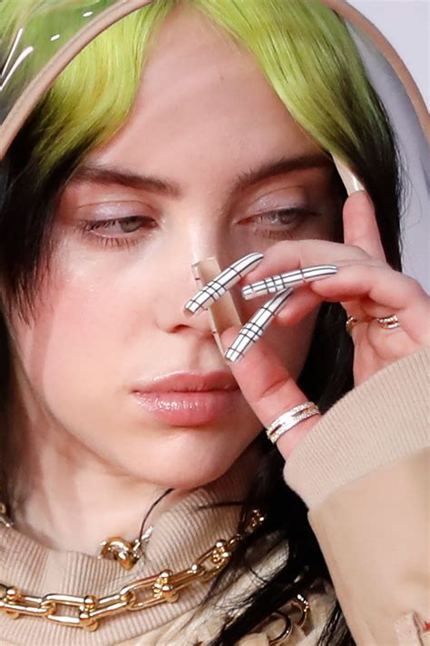 Billie Eilish con la nail art Burberry ai Brit Awards 2020 - Vogue