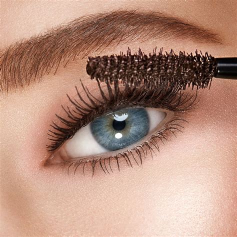 What Color Mascara For Blue Eyes And Blonde Hair? (7 Top List)