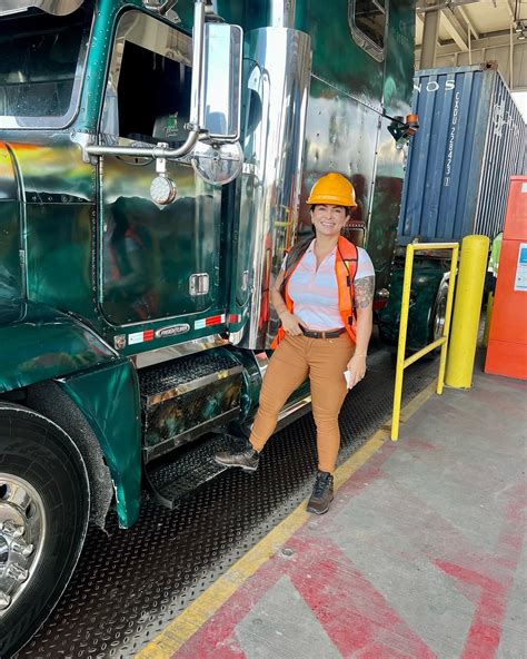 Cenapop · Motorista de caminhão surpreende ao exibir corpão de biquíni