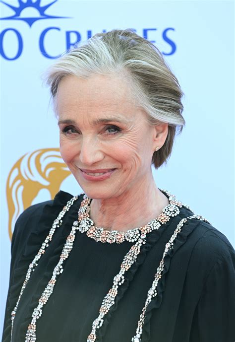 Kristin Scott Thomas, 60 años y el corte de pelo con canas de esta