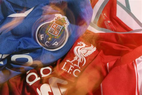 Las camisetas de fútbol del Oporto y del Liverpool son visibles. foto