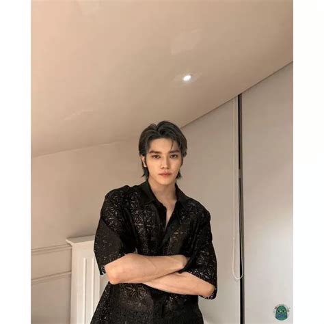 salah satu foto taeyong nct  disebut shin tae yong pelatih timnas