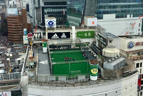 Rooftop soccer in Japan. : r/mildlyinteresting