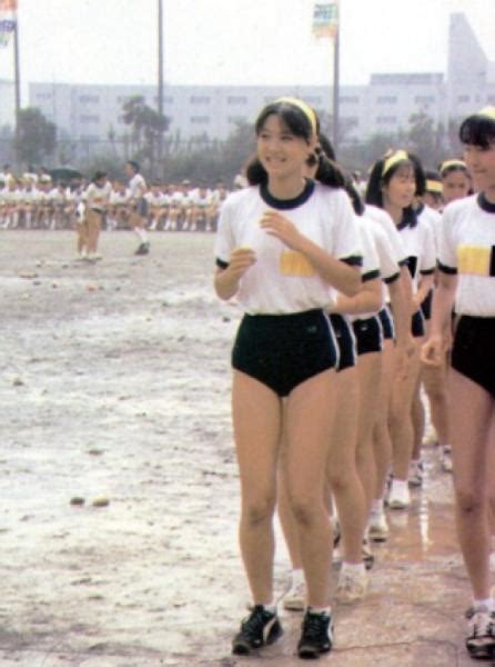 西暦3072年小学生「まじかよ！昔の小学生はこんな格好で運動してたのかよ！」 | 写真で一言ボケて(bokete) - ボケて