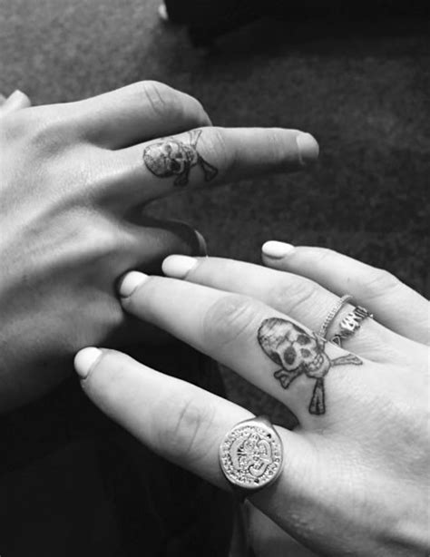 Check Out Ellie Goulding’s Cool New Skull Tattoo On Her Finger ...