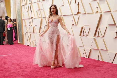 Intérprete de Pamela Anderson, Lily James brilha no tapete vermelho do