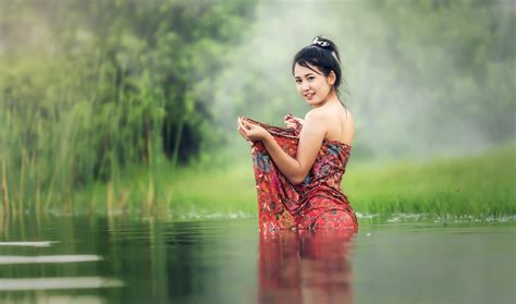 Gambar : air, Outdoor, batu, gadis, wanita, pedesaan, sinar matahari