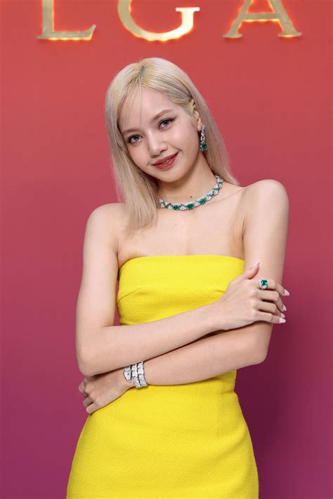 lisa de blackpink luce como princesa en  vestido amarillo  joyas