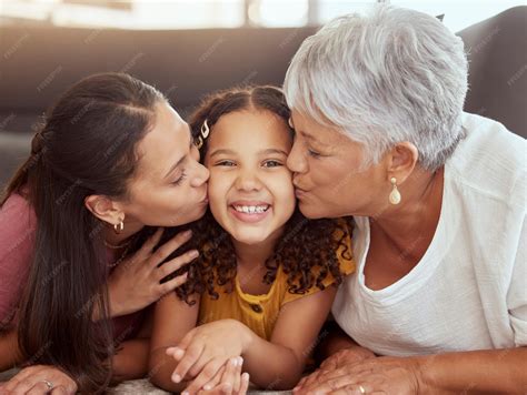 Retrato de mamá y beso con abuela y niño en el piso de la sala de estar