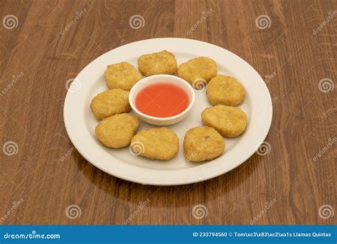 portion de nuggets de poulet battus en farine  doeuf avec sauce au