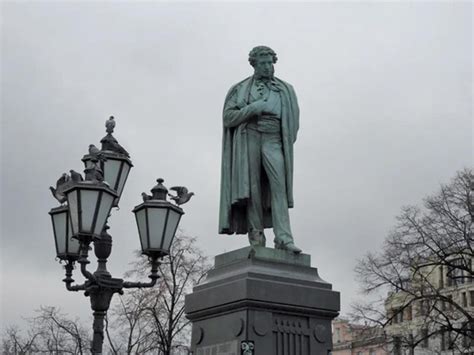 Памятник Пушкину в Москве пошел пятнами - МК