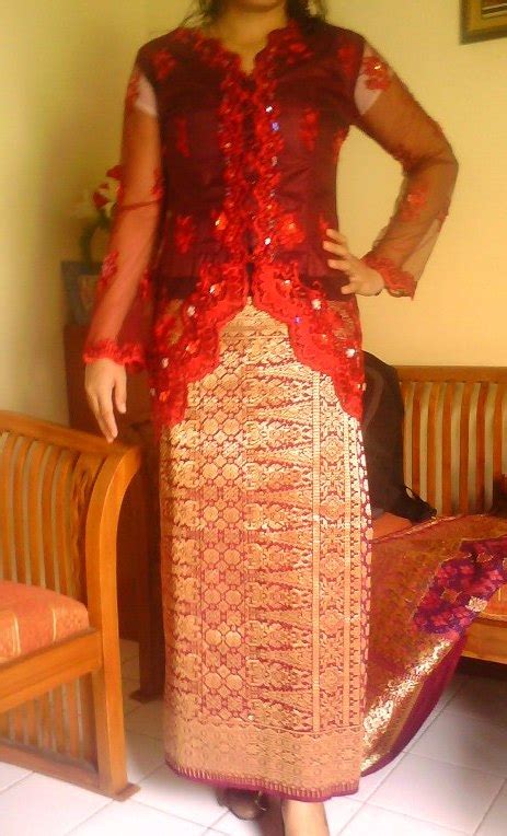 memakai songket homecare