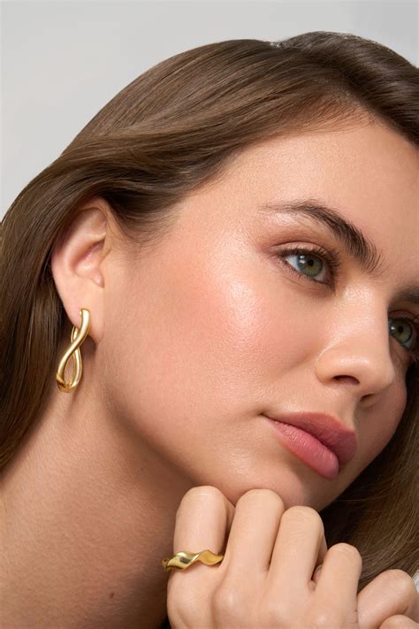 Couples are reacting to the newest Zales diamond rings collection 17