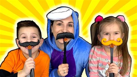 Дети и мама играют в игру Веселые УСЫ - YouTube