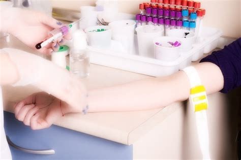 Жировики под глазами: причины появления