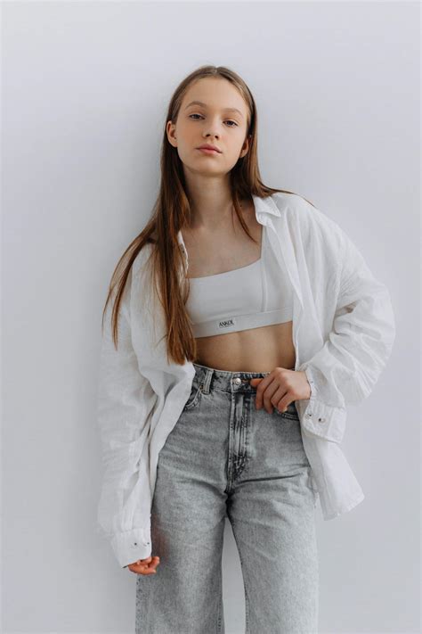 Teen Girl In Tight Jeans Photos, Download The BEST Free Teen Girl In