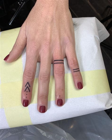 Tatuagem Inicial No Dedo - Tatuagem no dedo: 60 ideias, dúvidas esclarecidas e cuidados