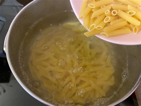 Макароны с томатной пастой и сыром на сковороде