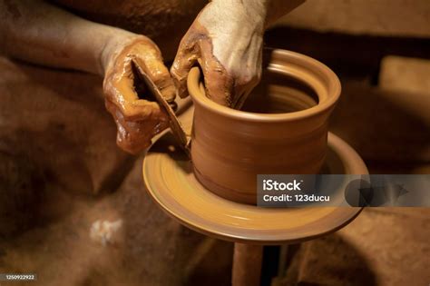 pengrajin membuat tembikar foto stok  gambar  buatan