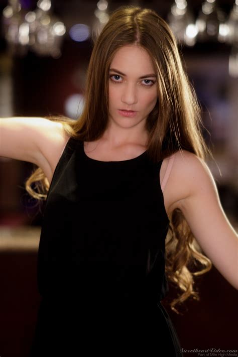 Nothing pleases Samantha Hayes as Posing Naked 26 photos