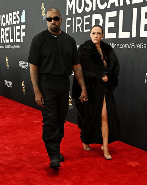 Grammy 2025, Kanye "porta" Bianca Censori nuda sul red carpet