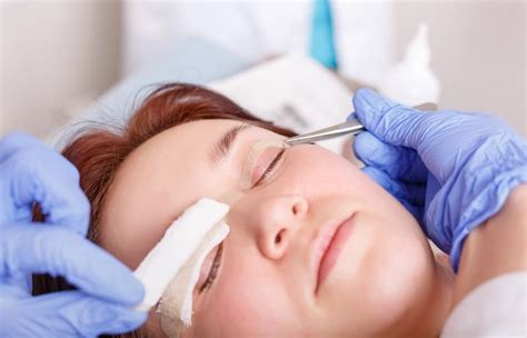 Comparing The Best Blepharoplasty Surgeons: Qualities To Consider