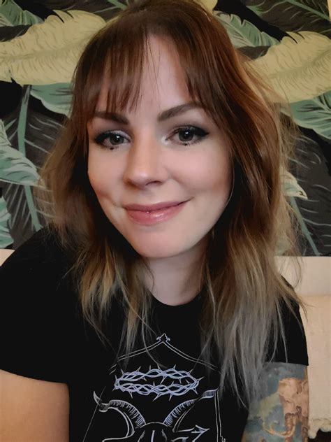 31F she/her, lesbian - a Sunday selfie, which is a thing here? or