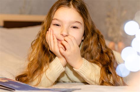 ein kind jaehriges maedchen mit langen blonden haaren das ein kinderbuch