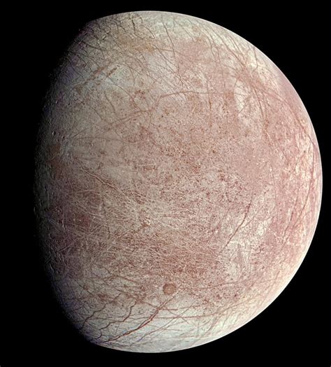 Аппарат Juno впервые сфотографировал спутник Юпитера Европу с близкого ...
