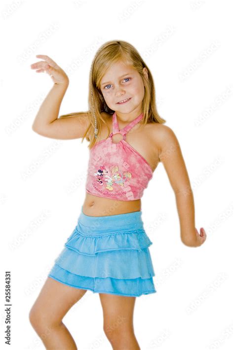 niña bailando foto de Stock | Adobe Stock