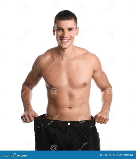 jeune homme avec mince dans de vieux grands jeans de taille sur le fond