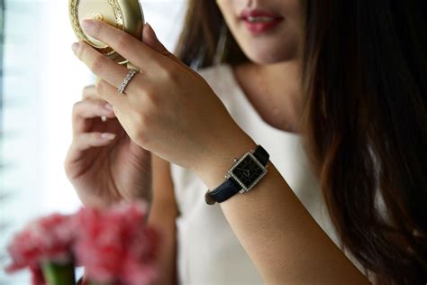 How To Wear A Watch Girl at Betty Sansbury blog