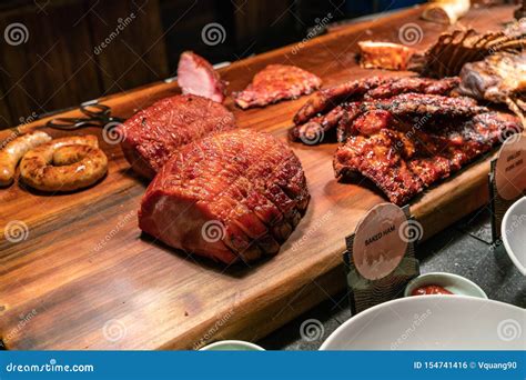 Presunto E Carne De Porco - Presunto Cozido Delicioso E Carne De Porco Grelhada No Restaurante ...