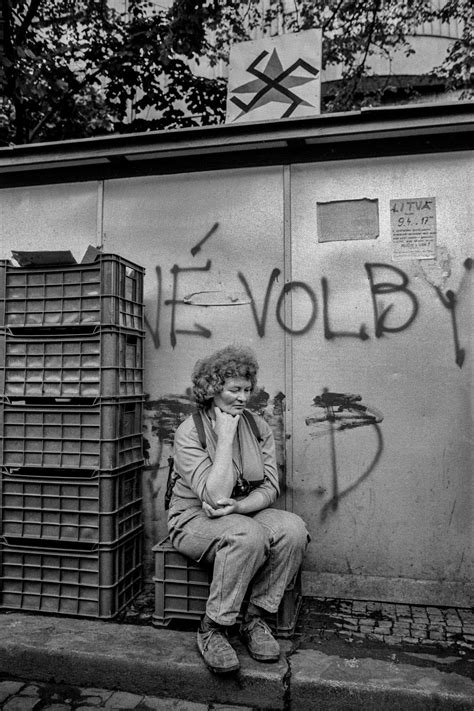 Krachy fabrik, odbržděná erotika a víra v lepší časy. Devadesátky očima