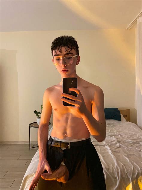 ᴅᴀɴɪᴇʟ on Twitter: "Horny twink in the mirror🥵💦 https://t.co/8V6E5PUKkH