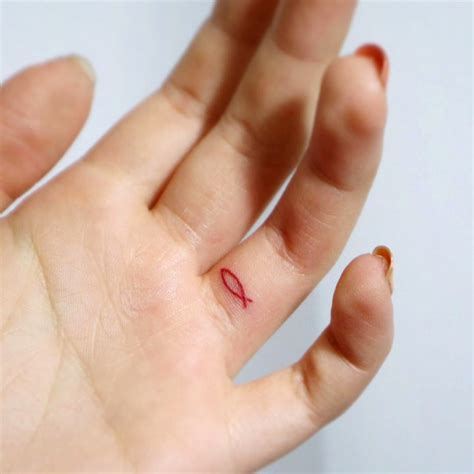 25 Creativos diseños de tatuajes pequeños y minimalistas