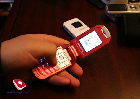 Mobile-review.com Samsung E570 в интерьере