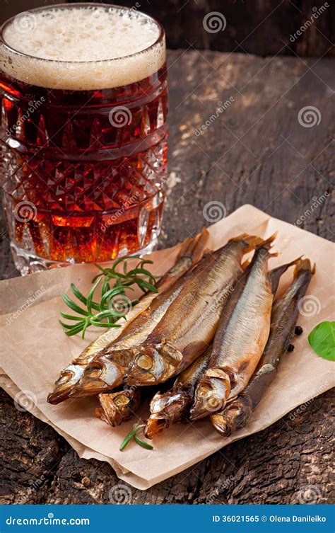 Копченые рыбы с пивом стоковое изображение. изображение насчитывающей ...