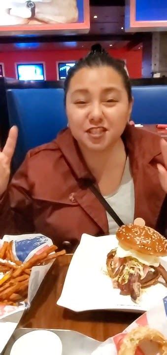 Gordon Ramsay Burger I Planet Hollywood Las Vegas I Just8ate - YouTube