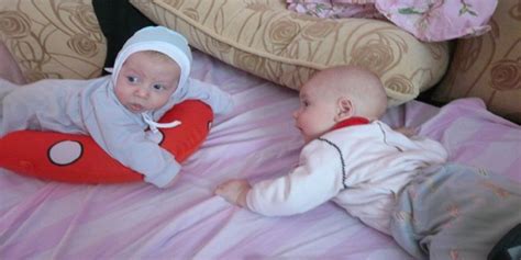 Когда ребенок начинает держать голову самостоятельно