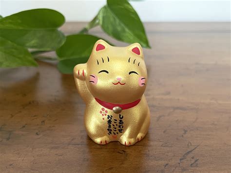 Japanese Lucky Cat Statue, Maneki Neko, Beckoning Waving Cat for ...